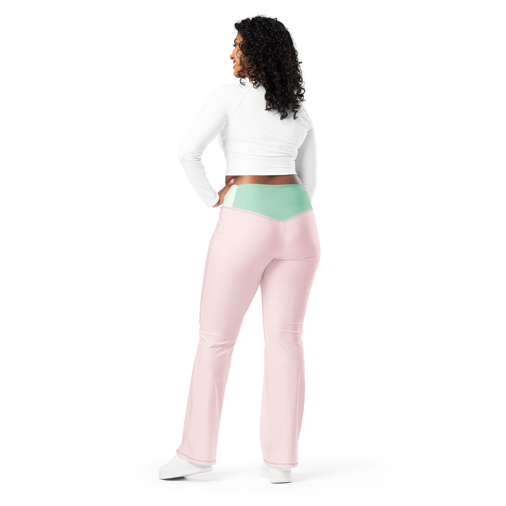 Legging évasé rose pâle et taille vert menthe, vue de côté