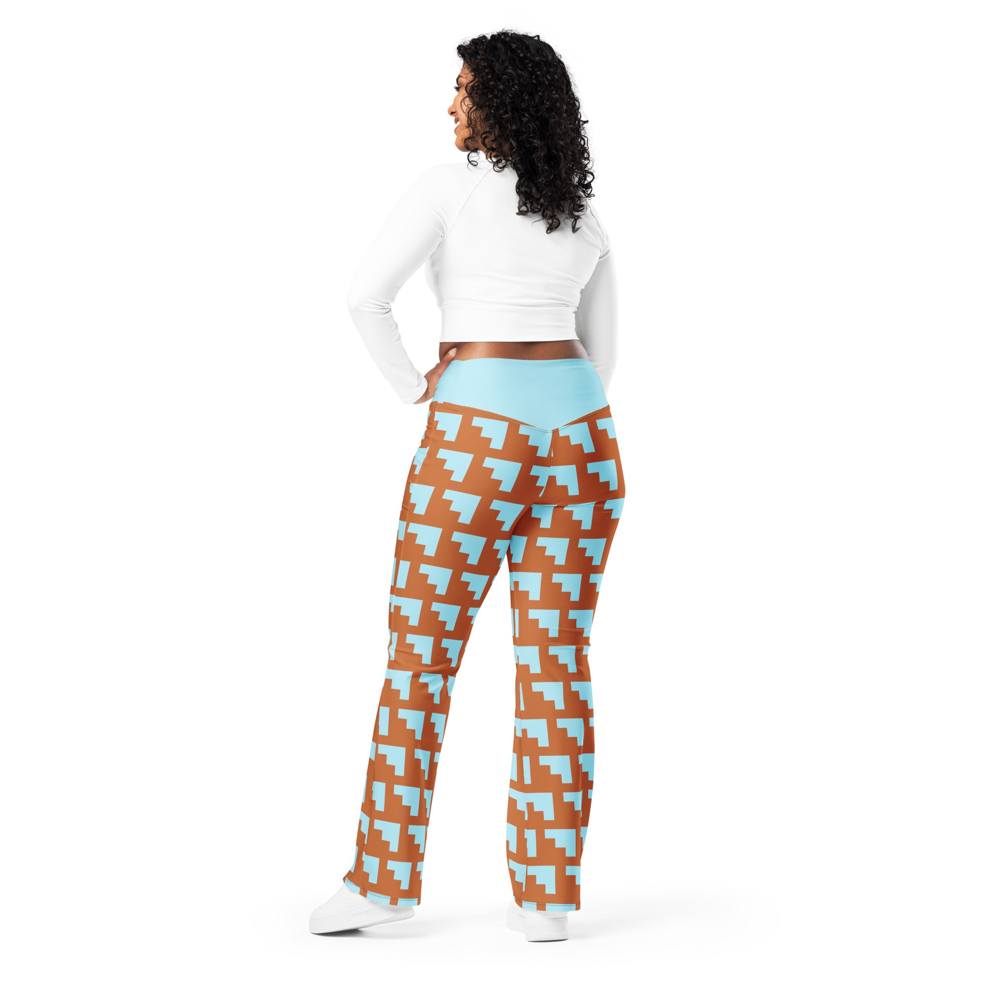 Legging évasé motif géométrique bleu et marron, vue de profil dos, taille bleu clair