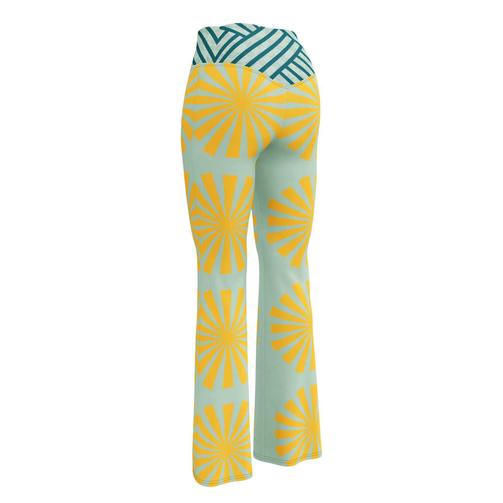 Legging évasé bleu clair à motif soleil jaune, taille ceinture rayée vert foncé.