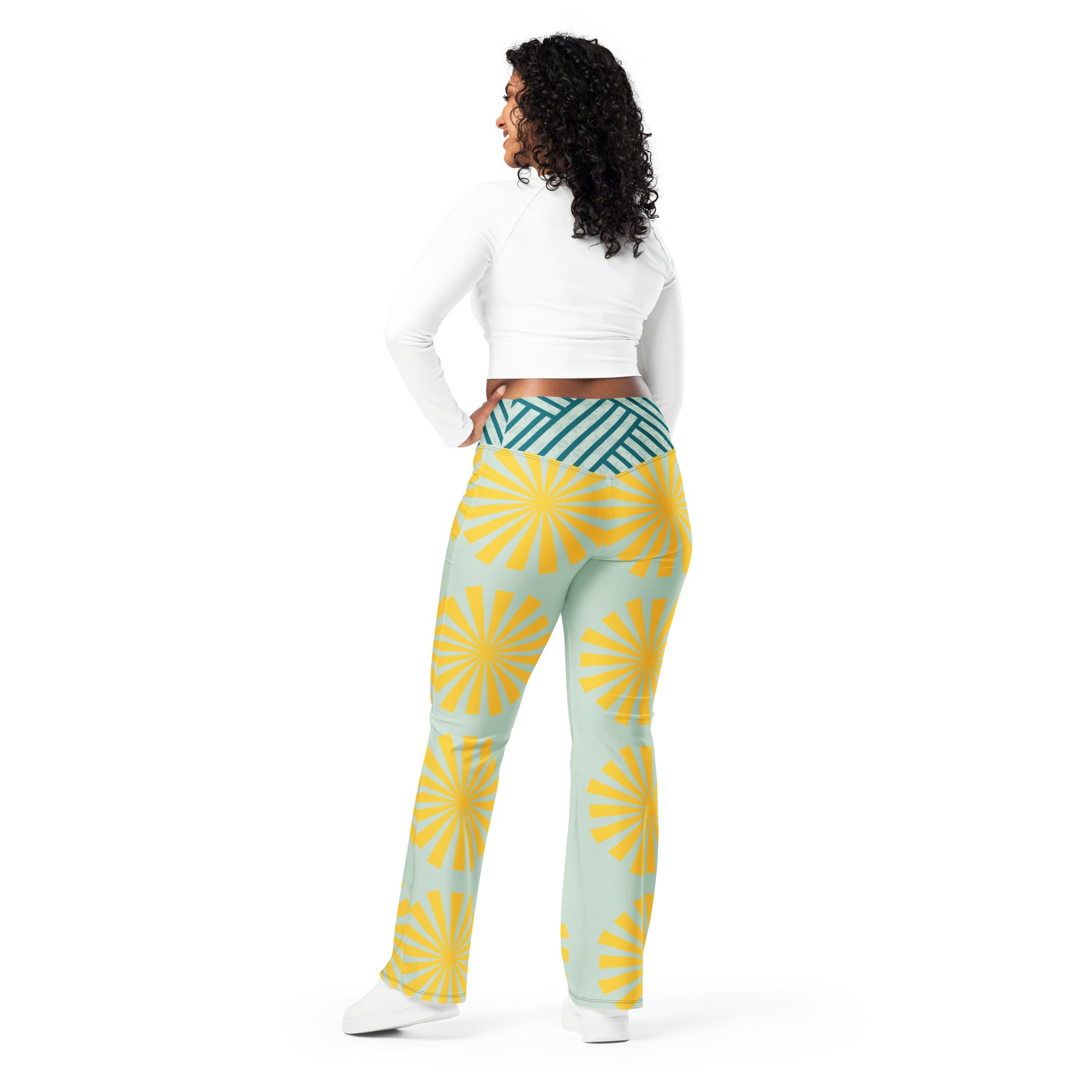 Legging évasé bleu clair à motif soleil jaune, vue arrière avec taille rayée vert foncé.