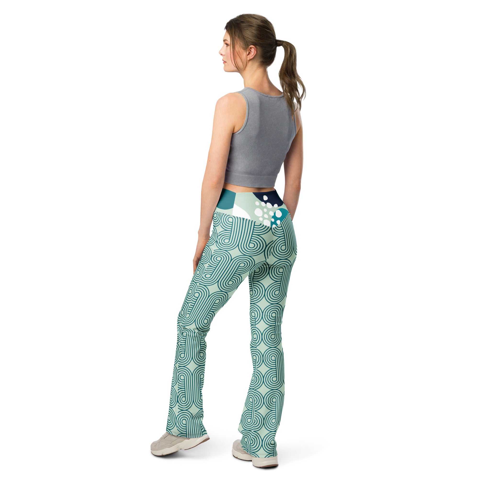 Legging évasé vert à motif ondulé bleu, vue de profil, jambes longues