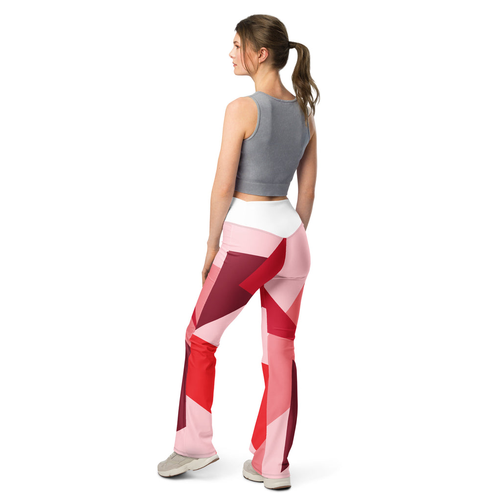 Legging évasé rose pâle à motifs rouges et bordeaux, porté de profil, jambe évasée.