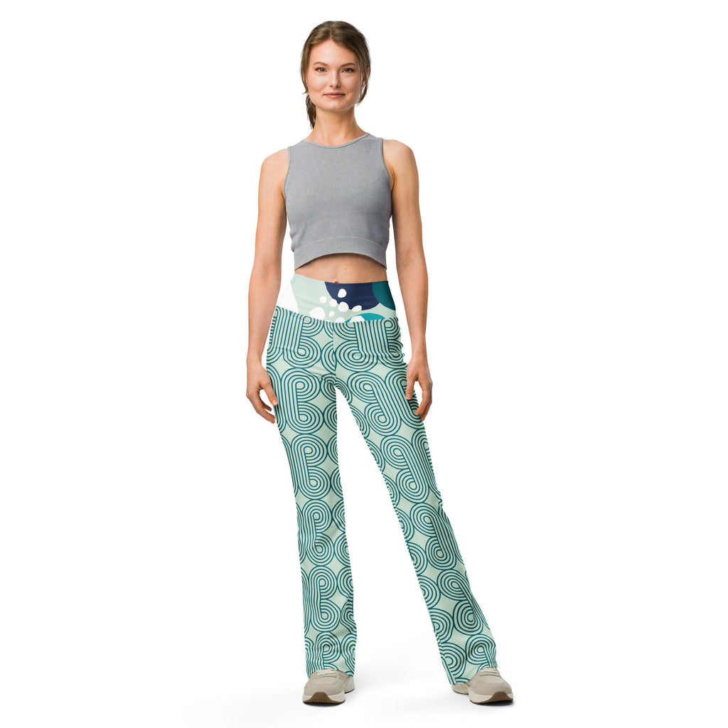 Legging évasé à taille haute vert à motif abstrait ondulé, porté avec débardeur gris