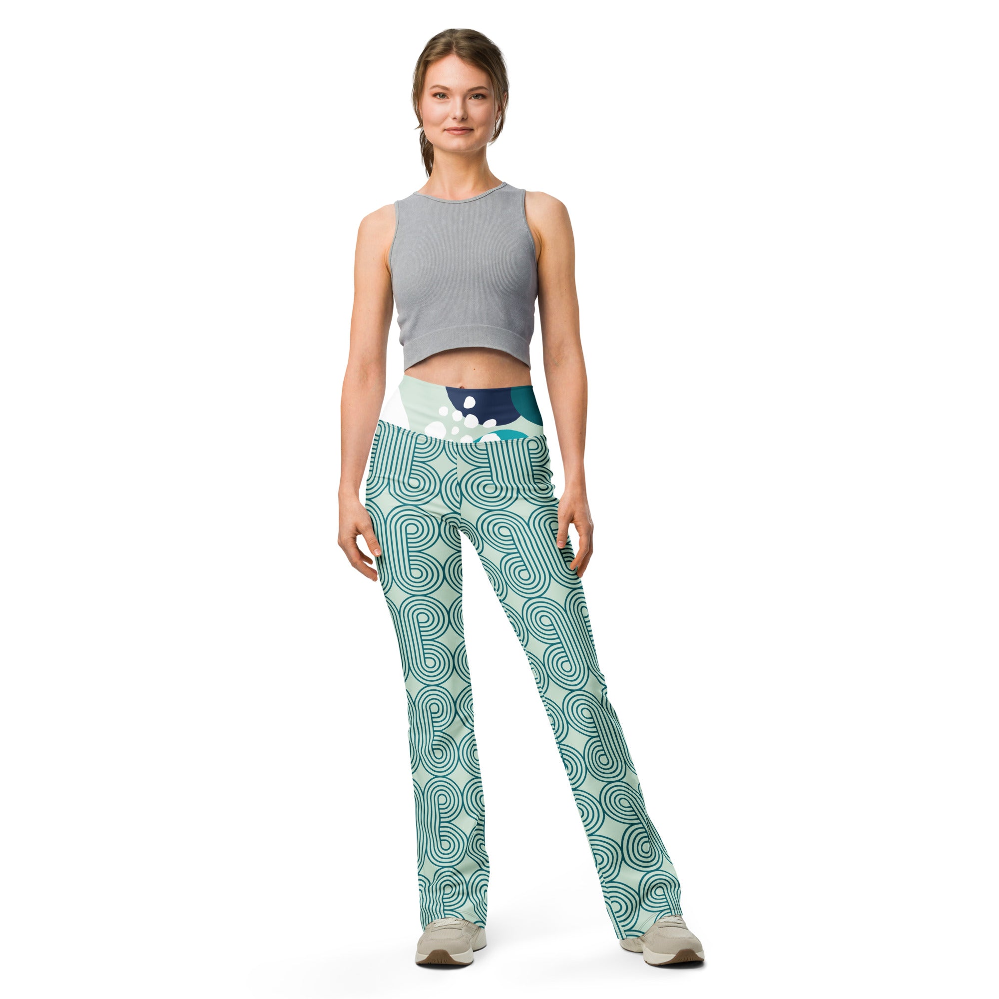 Legging évasé à taille haute vert à motif abstrait ondulé, porté avec débardeur gris