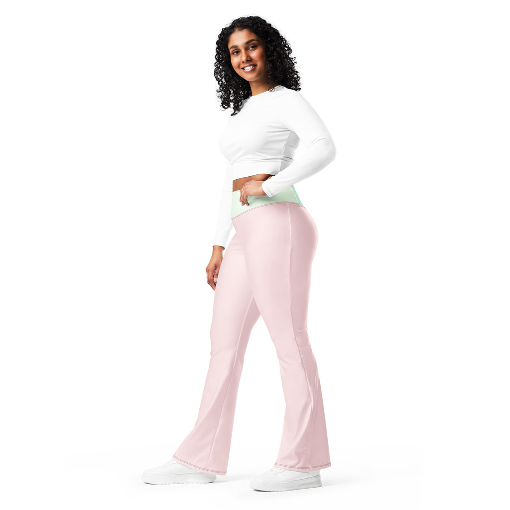 Legging évasé rose pâle, taille vert menthe, jambe légèrement évasée