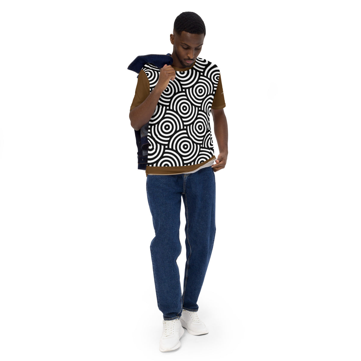 T-shirt homme imprimé cercles noir et blanc, col rond, ourlet et manches brun foncé.