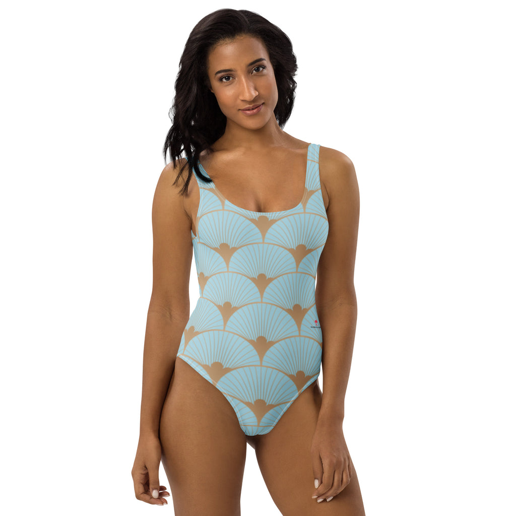 Maillot de bain une pièce bleu clair, motif coquillages art déco orange, coupe près du corps