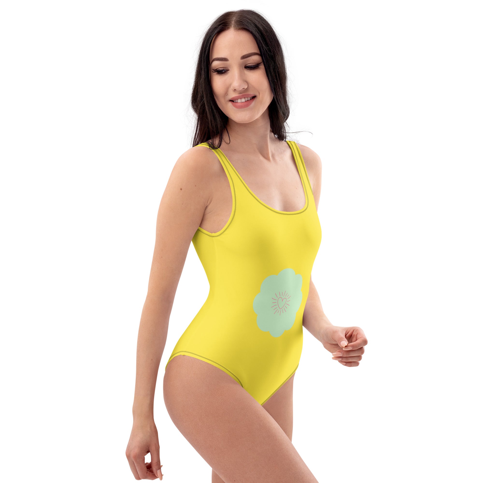 Maillot de bain 1 pièce jaune, motif fleur bleu clair sur la poitrine, bretelles larges.