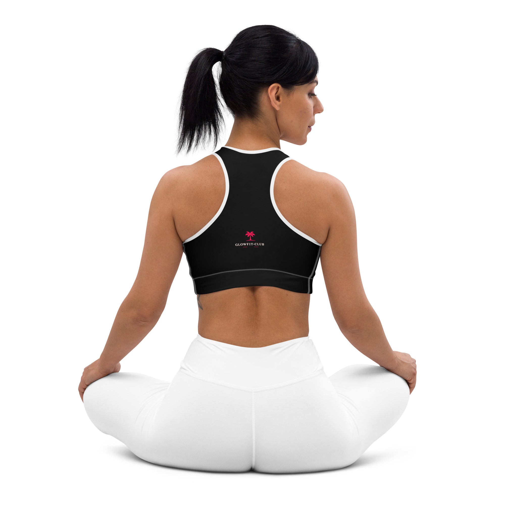 Brassière de sport rembourrée noire à dos nageur, bretelles contrastées et petit logo.