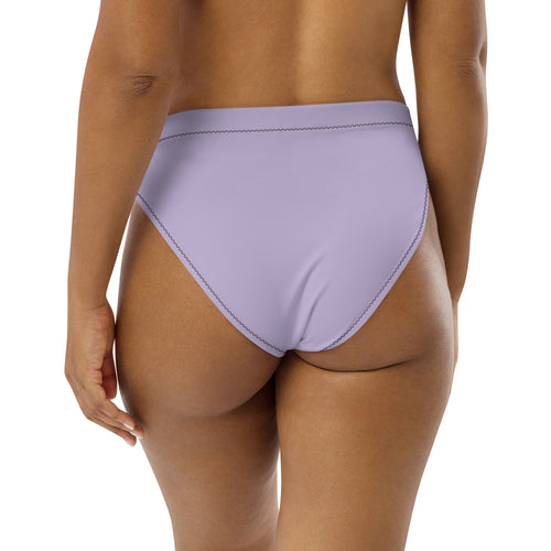 Bas de bikini lilas PORTOFINO porté, taille élastique, coupe échancrée au dos.