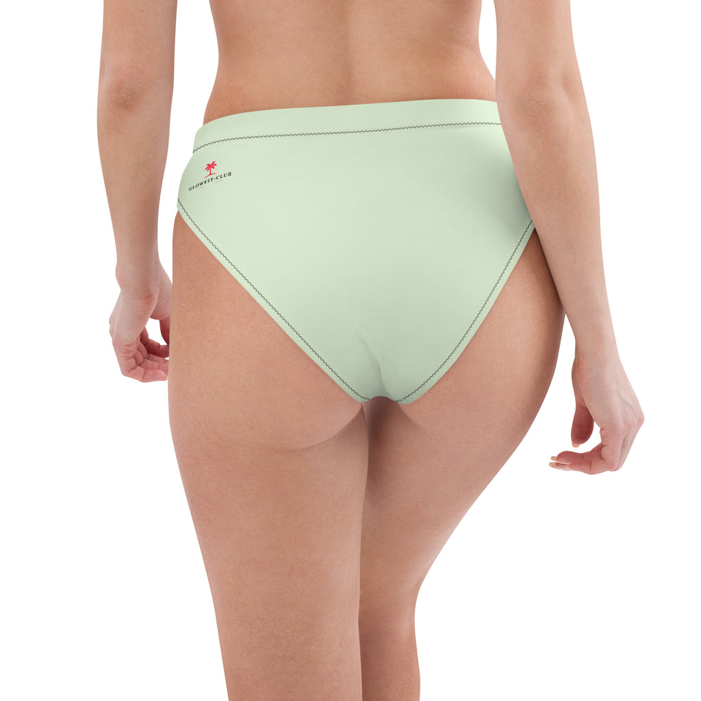 Bas de bikini vert clair porté, vue arrière échancrée.