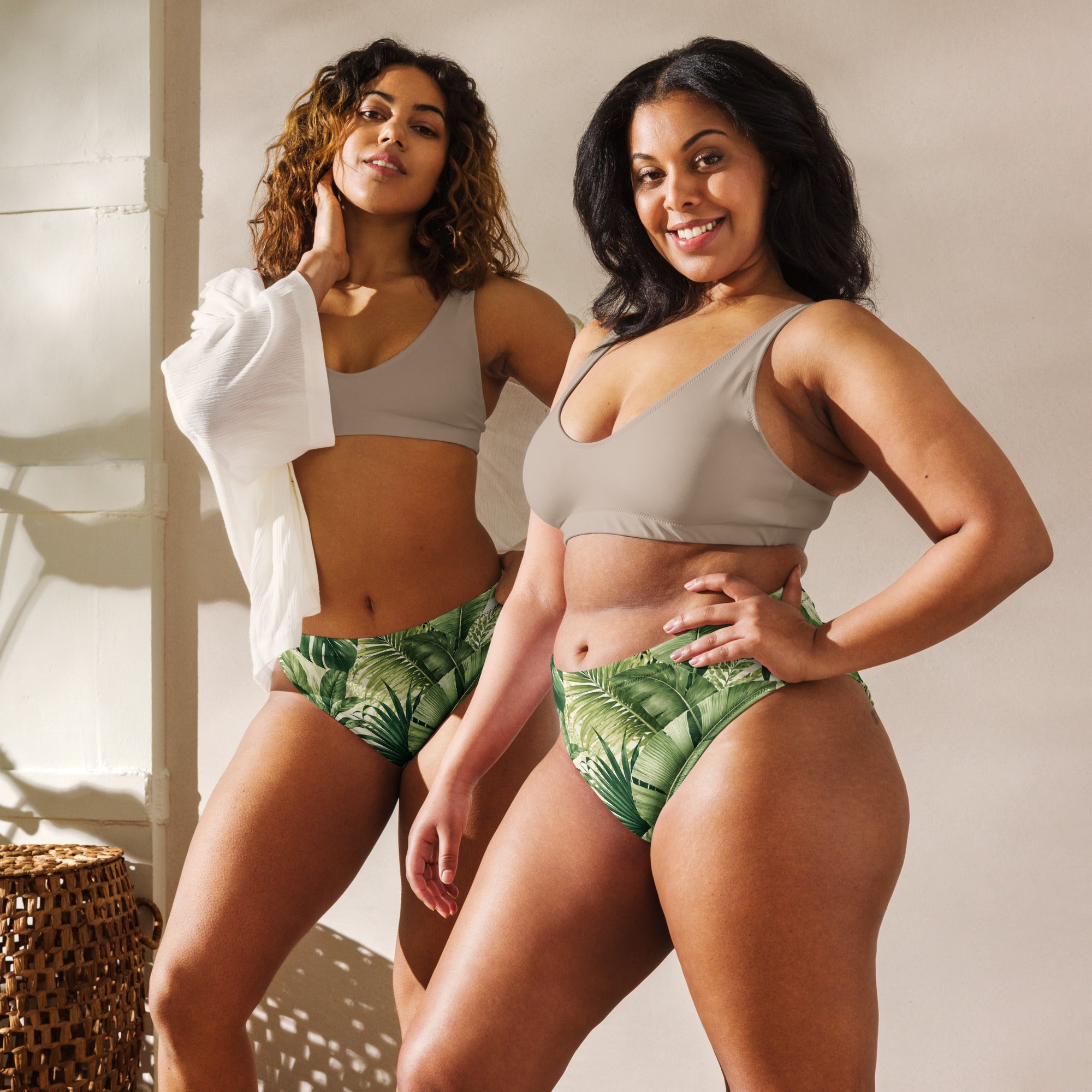 Bas de bikini imprimé feuilles de jungle vert, porté par modèle