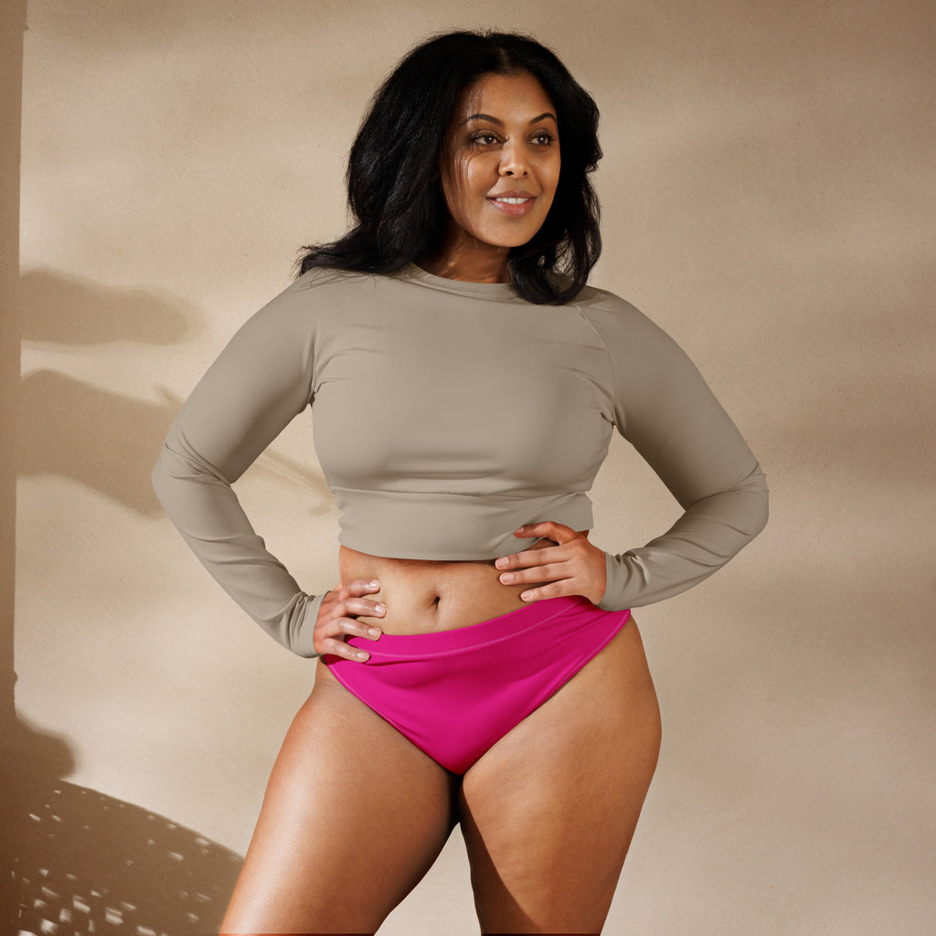 Bas de bikini PORTOFINO rose fuchsia taille mi-haute, porté par une femme