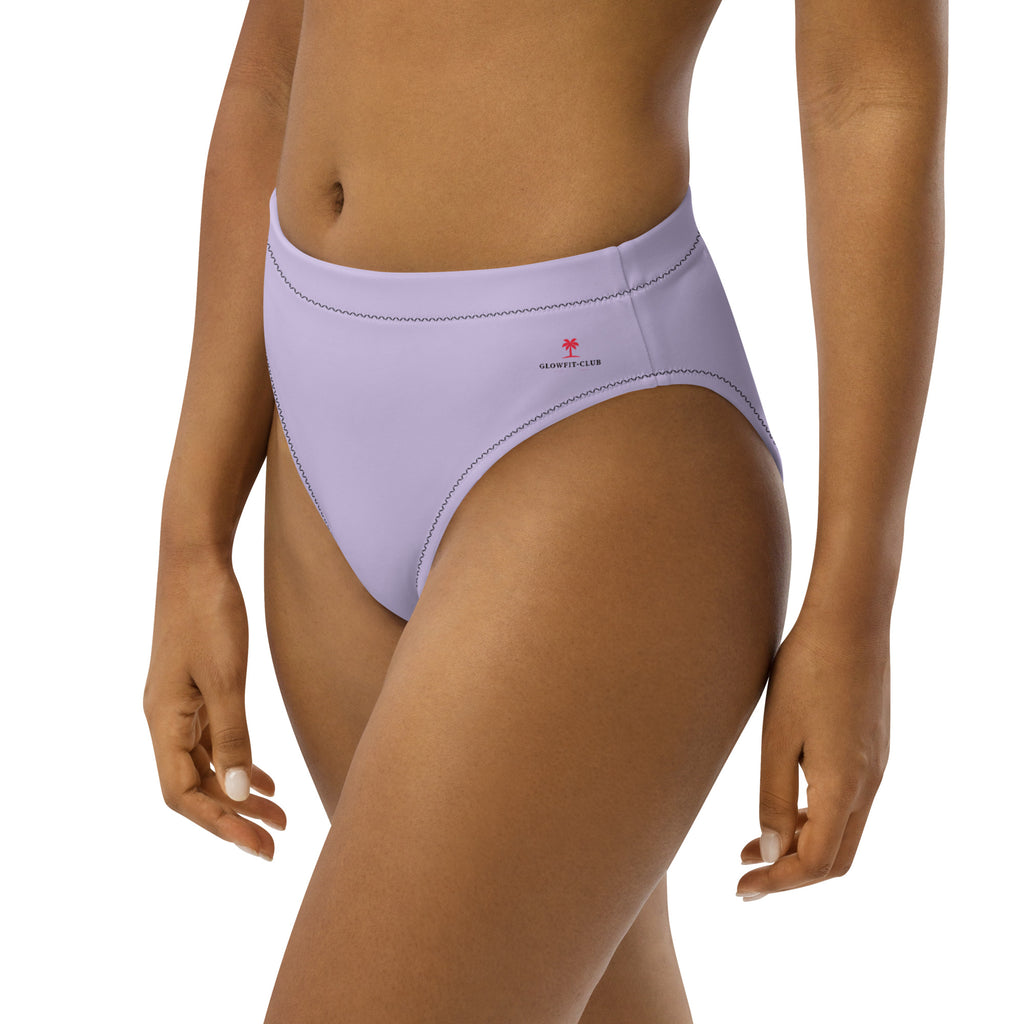 Bas de bikini lilas PORTOFINO porté, coutures fines, échancrure sur la hanche.