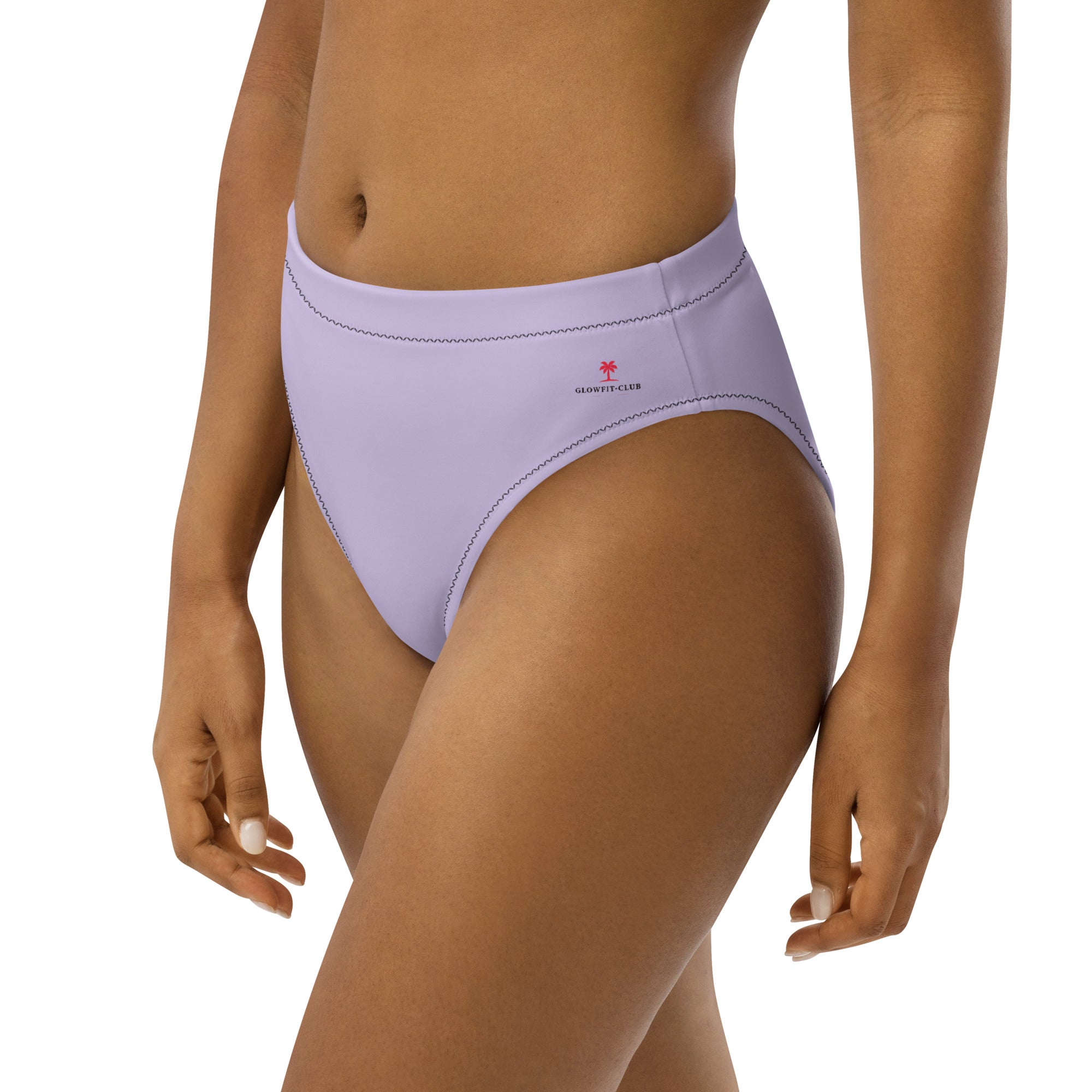 Bas de bikini lilas PORTOFINO porté, coutures fines, échancrure sur la hanche.