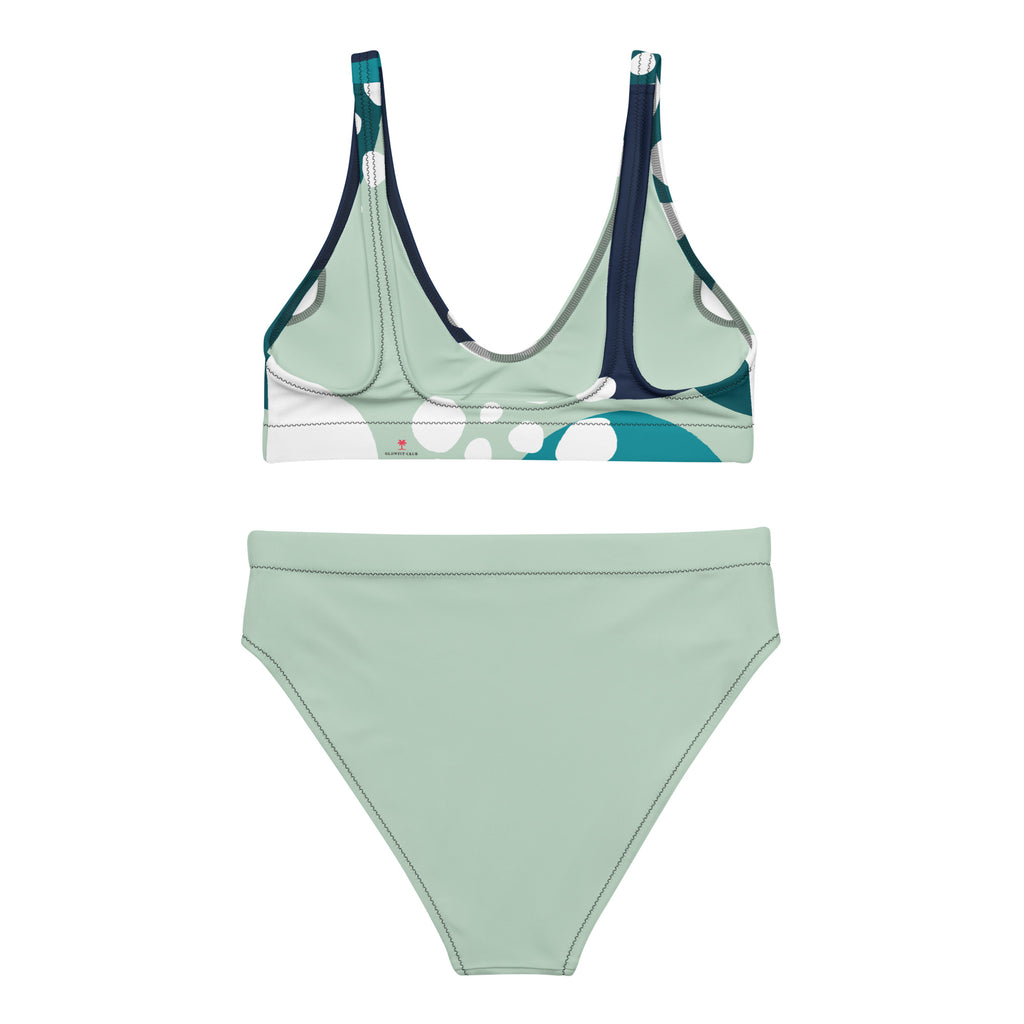 Ensemble bikini deux pièces : haut à bretelles larges vert et bleu marine, culotte verte unie.