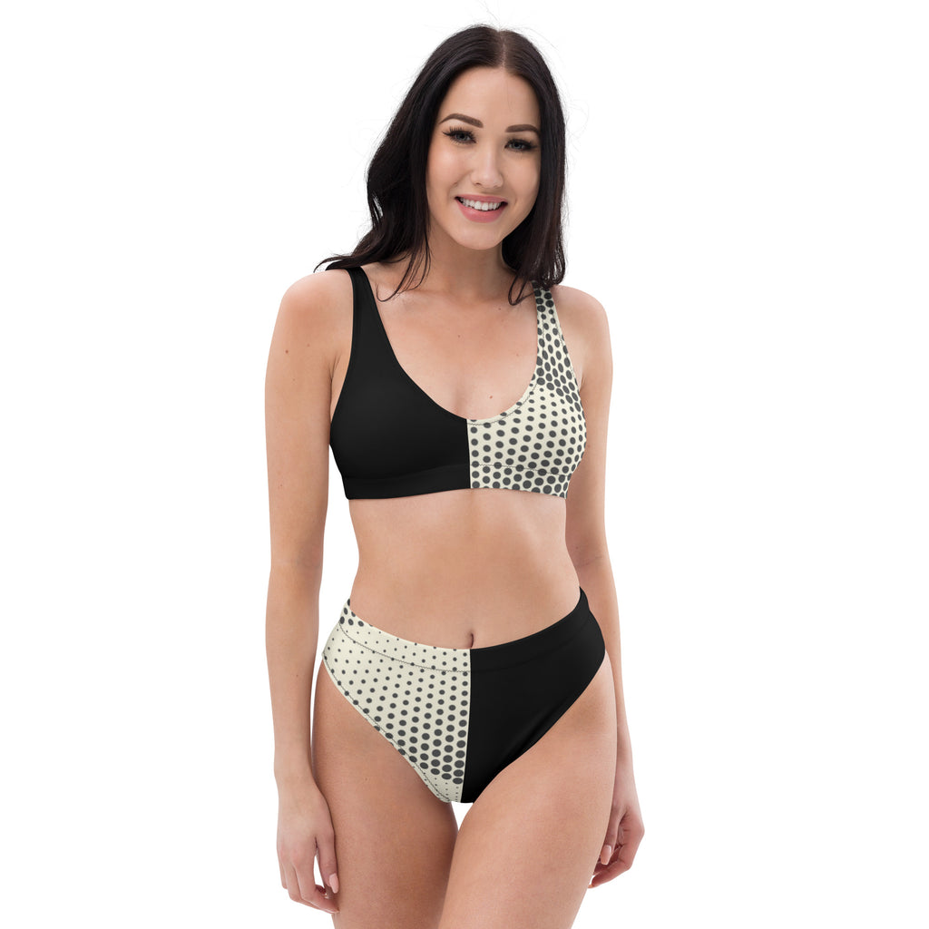 Bikini noir et blanc Art déco : haut triangle et bas taille haute, porté face