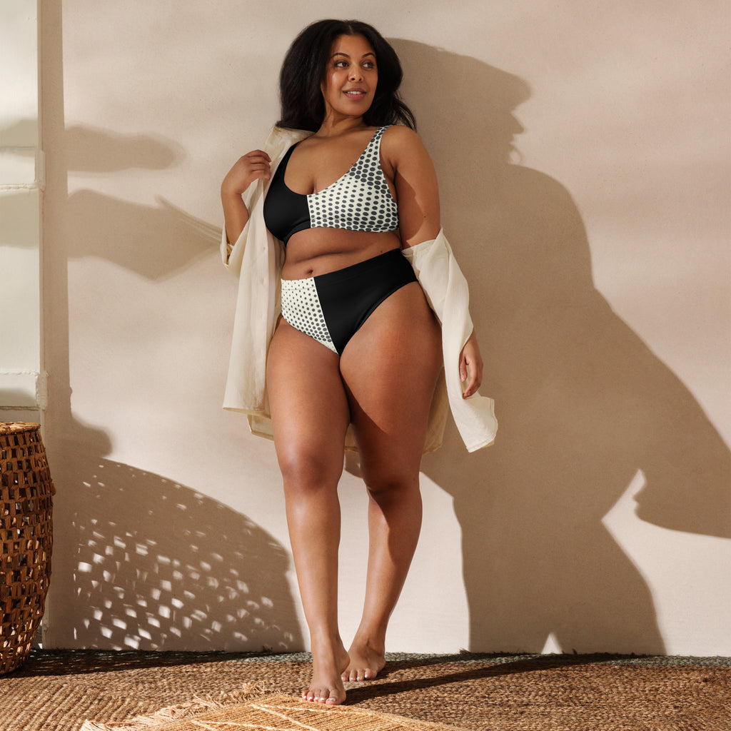 Bikini noir et blanc Art déco : haut triangle et bas taille haute, porté debout