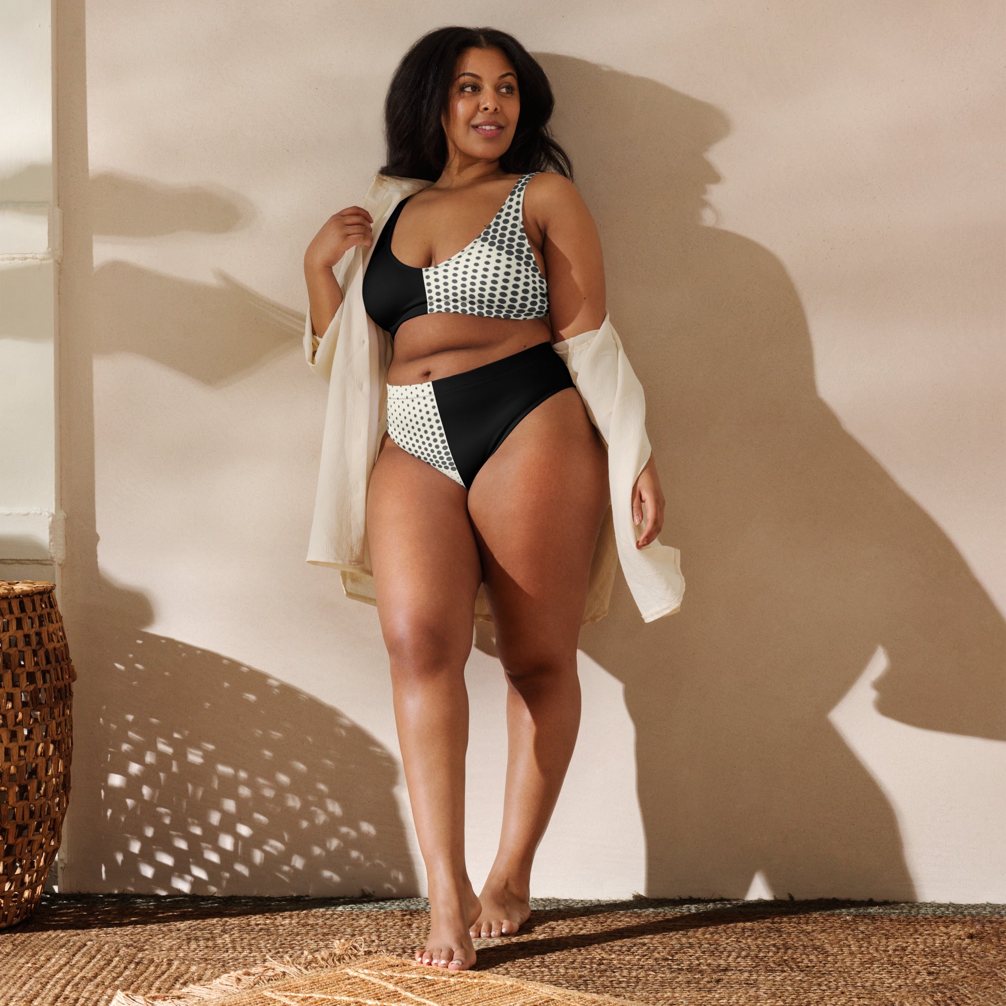 Bikini noir et blanc Art déco : haut triangle et bas taille haute, porté debout