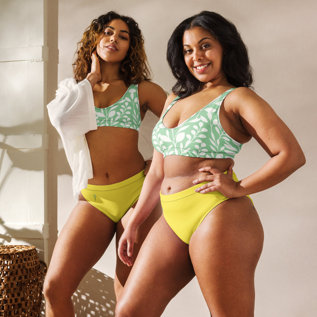 Ensemble bikini vert à motif feuilles et bas jaune sur modèle.
