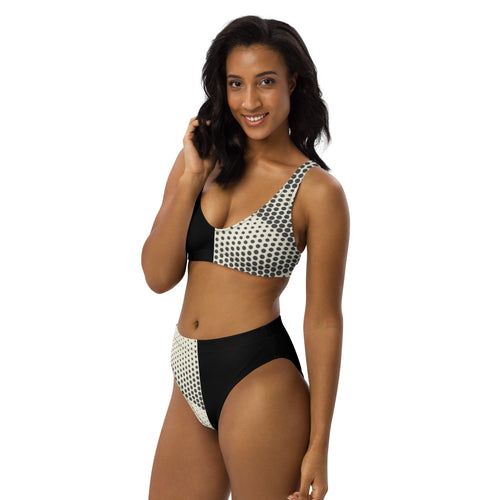 Bikini noir et blanc à pois Art déco : haut triangle et bas taille haute, porté de profil