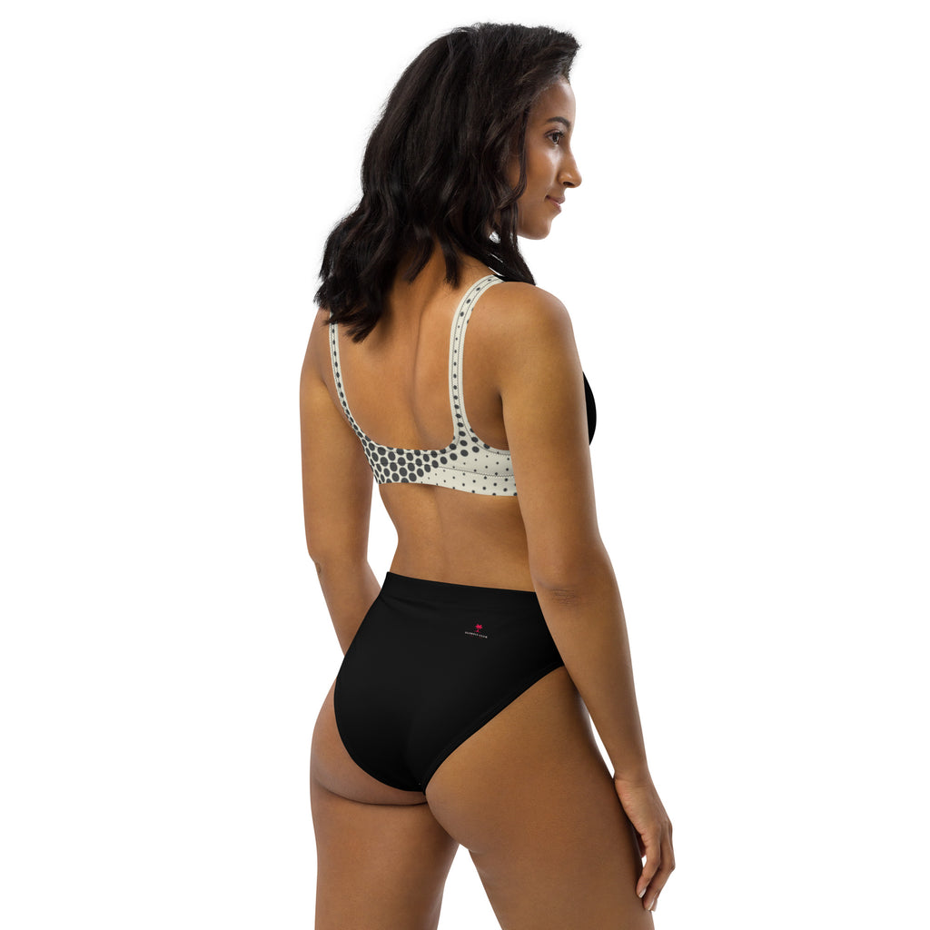 Bikini noir et blanc Art déco : haut triangle dos nageur et bas taille haute, vue de dos
