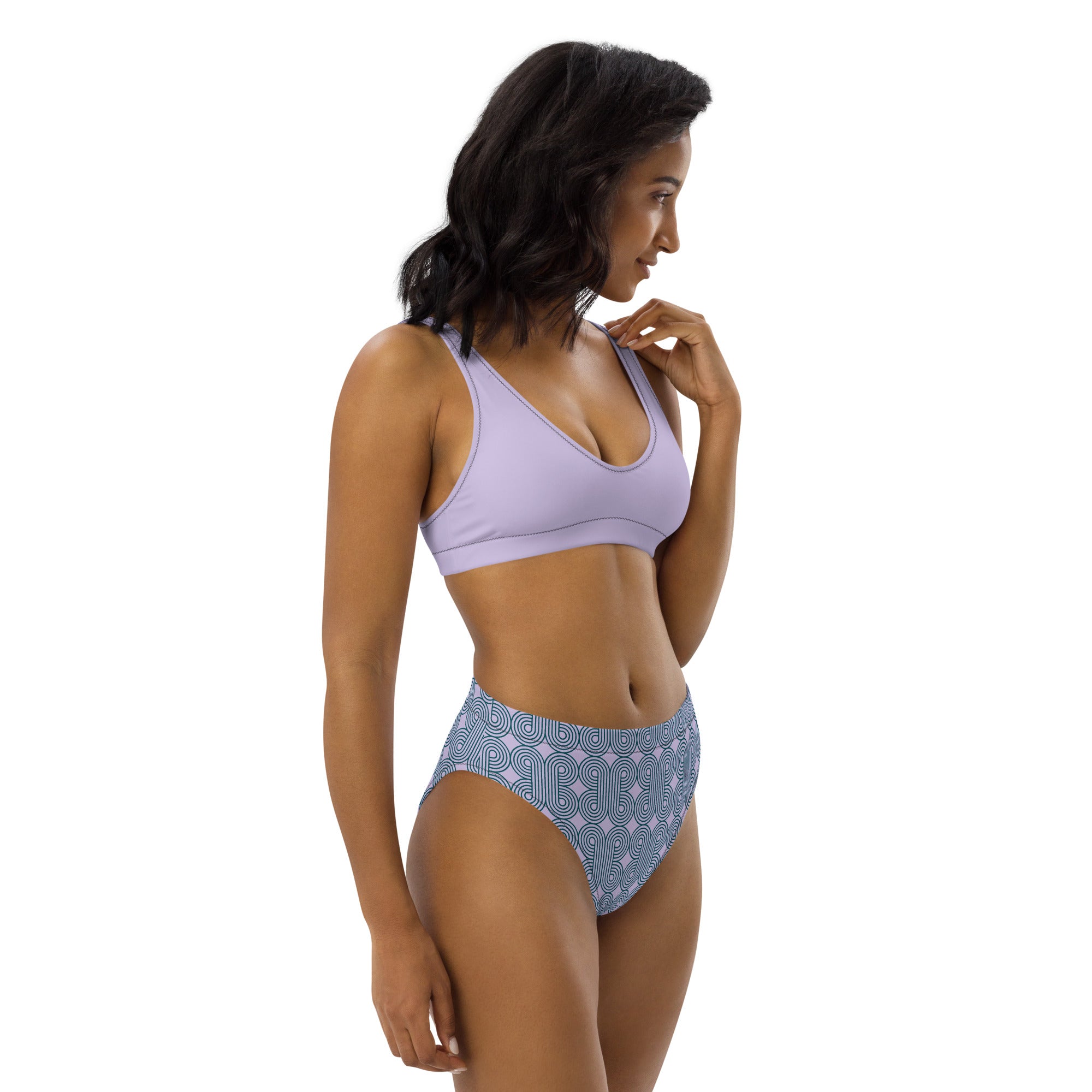 Haut de bikini lilas à bretelles et bas bleu à motifs, vue de profil