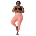Leggings avec poches SWEET BABY GRAFITTI, rose, vue de face, motif graffiti, genoux visibles.