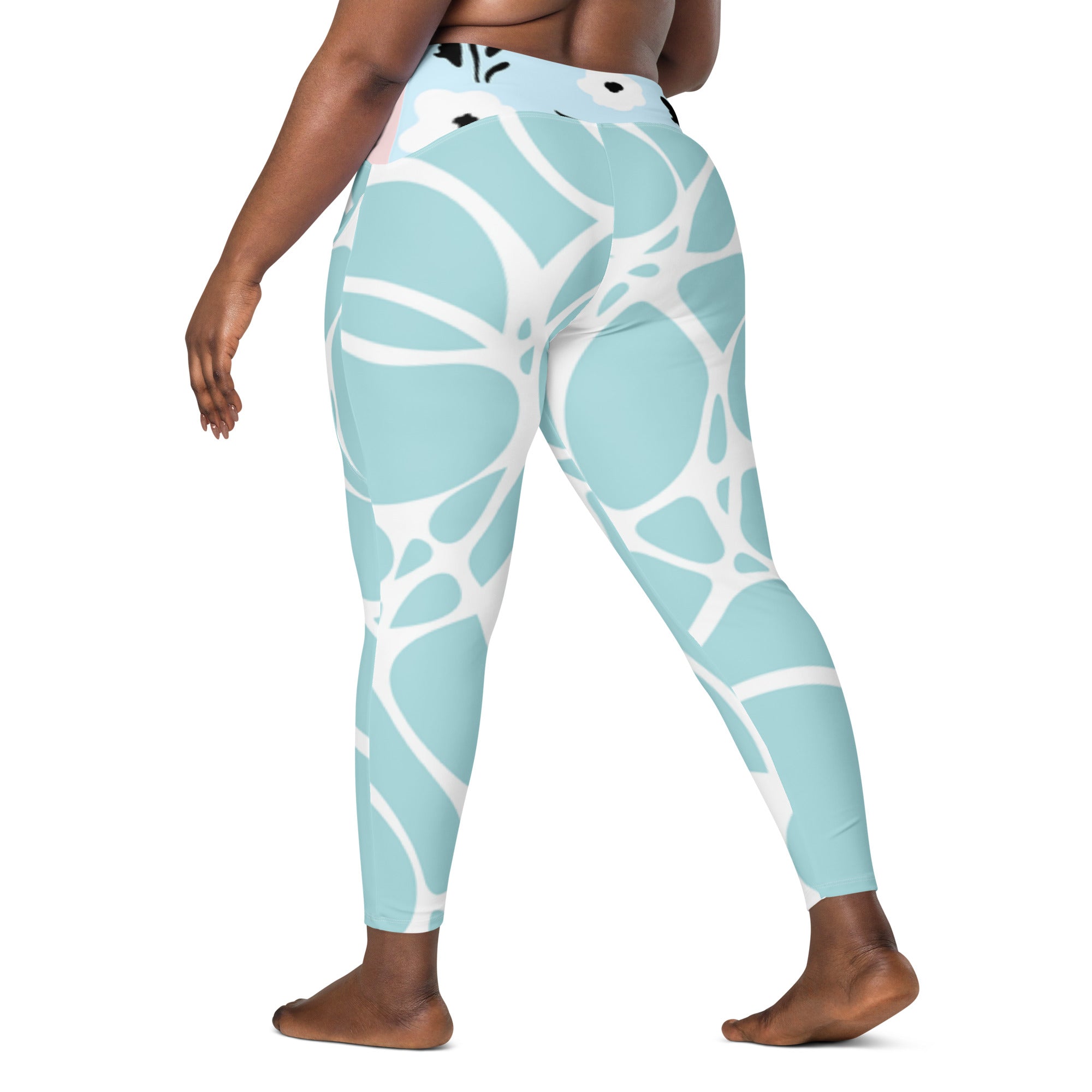 Leggings vert d’eau imprimé grandes formes blanc, coupe ajustée, chevilles nues.