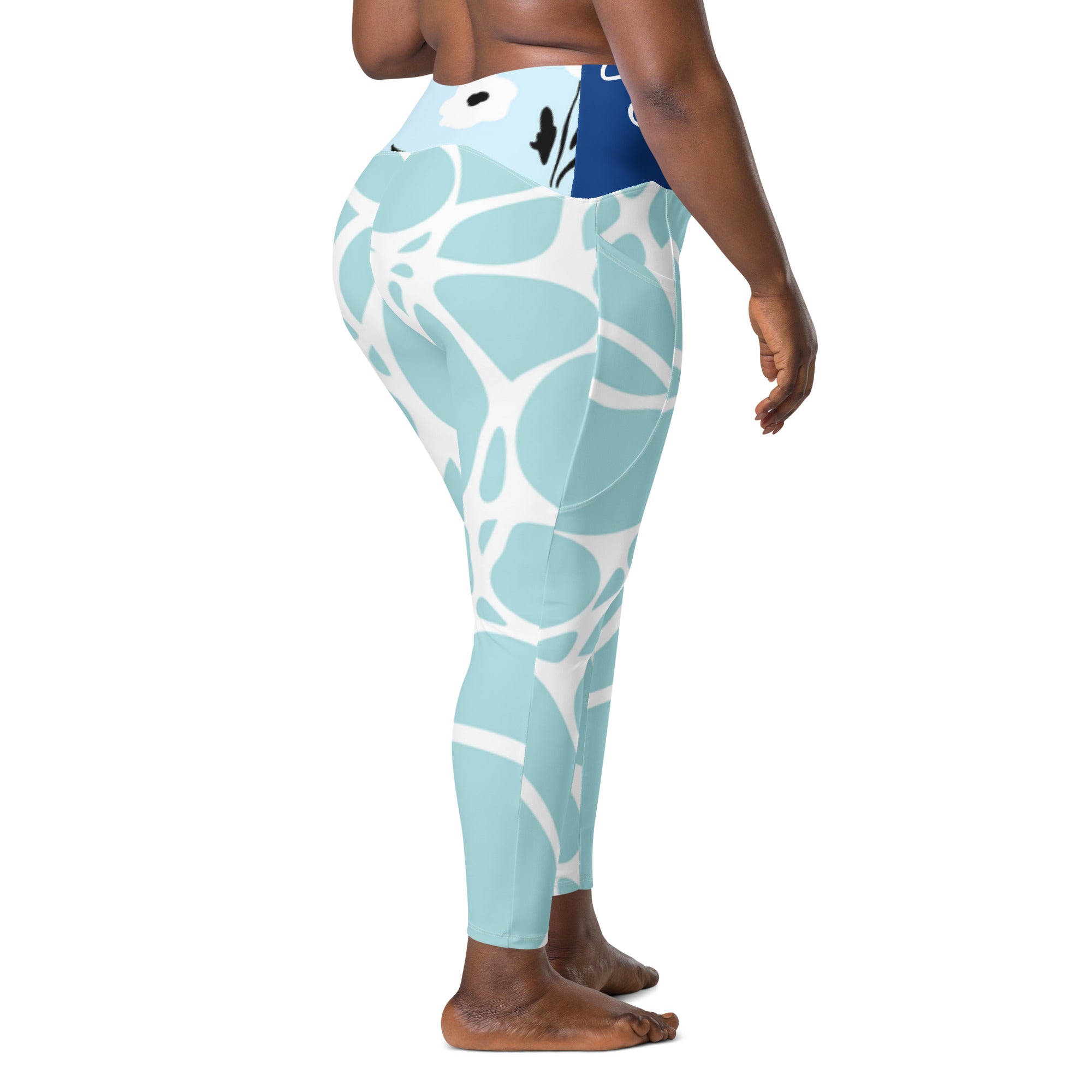 Leggings aqua bleu à poches, gros plan jambe, motif abstrait blanc, longueur chevilles