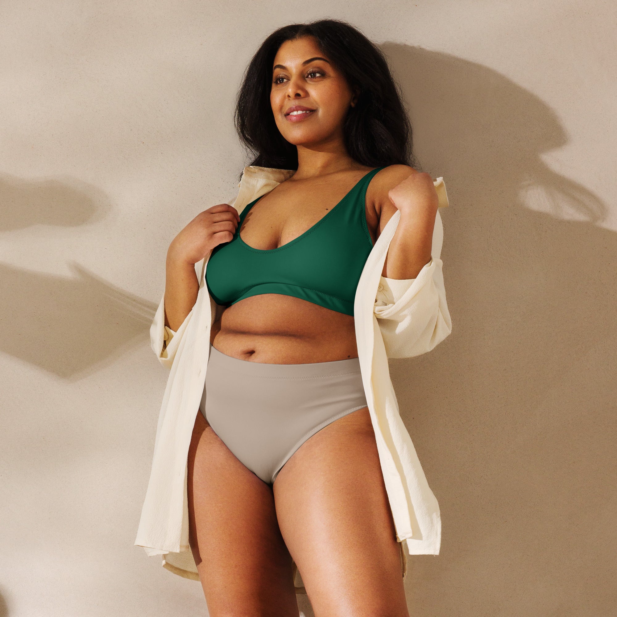 Haut de bikini vert, bretelles larges, décolleté en V, tissu lisse uni.
