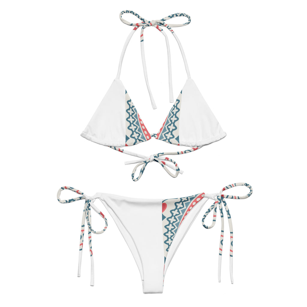 Maillot deux-pièces blanc à triangles, bretelles à nouer et bas échancré à liens.