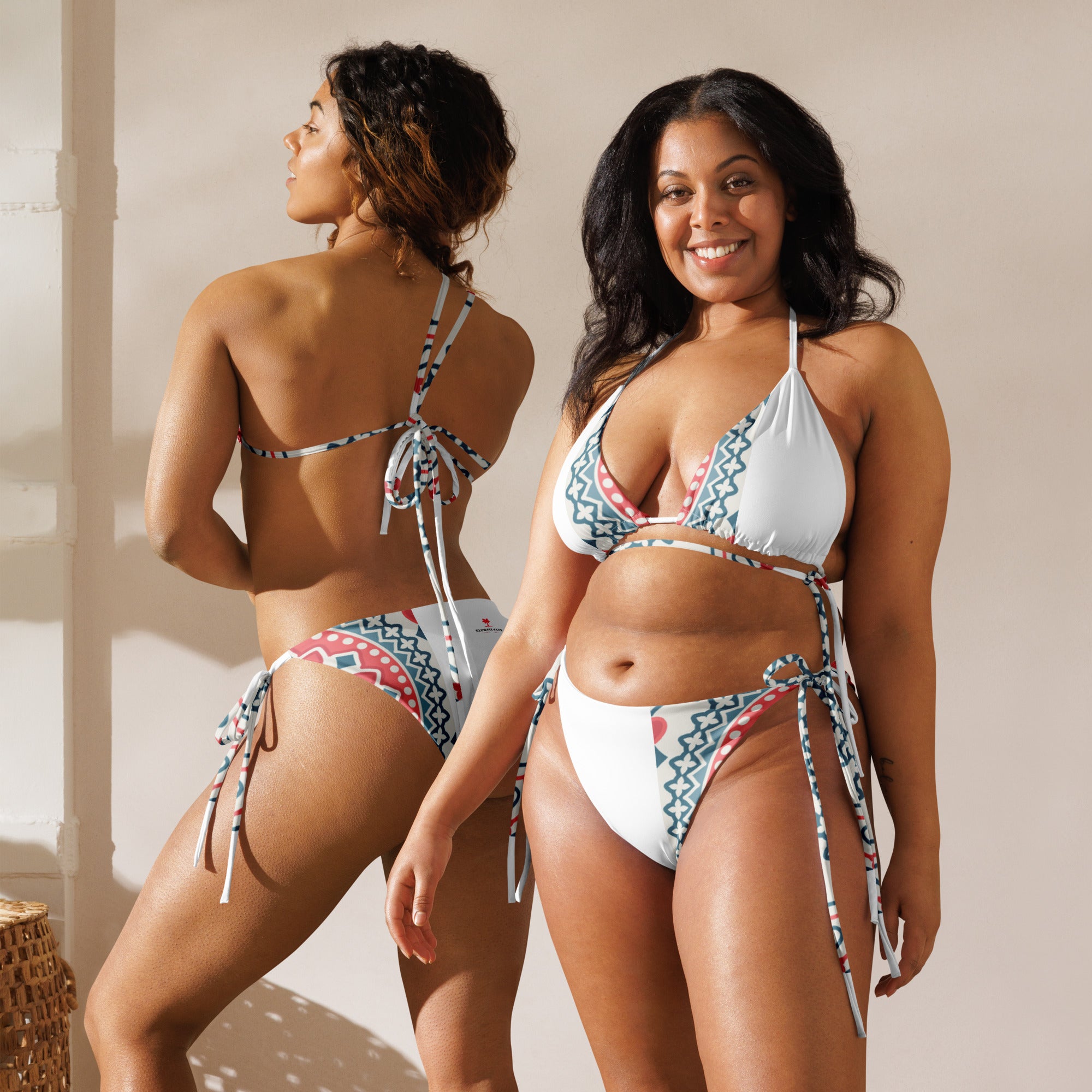 Maillot deux-pièces blanc à motifs bleu et rouges, haut triangle et bas à nouer côté.