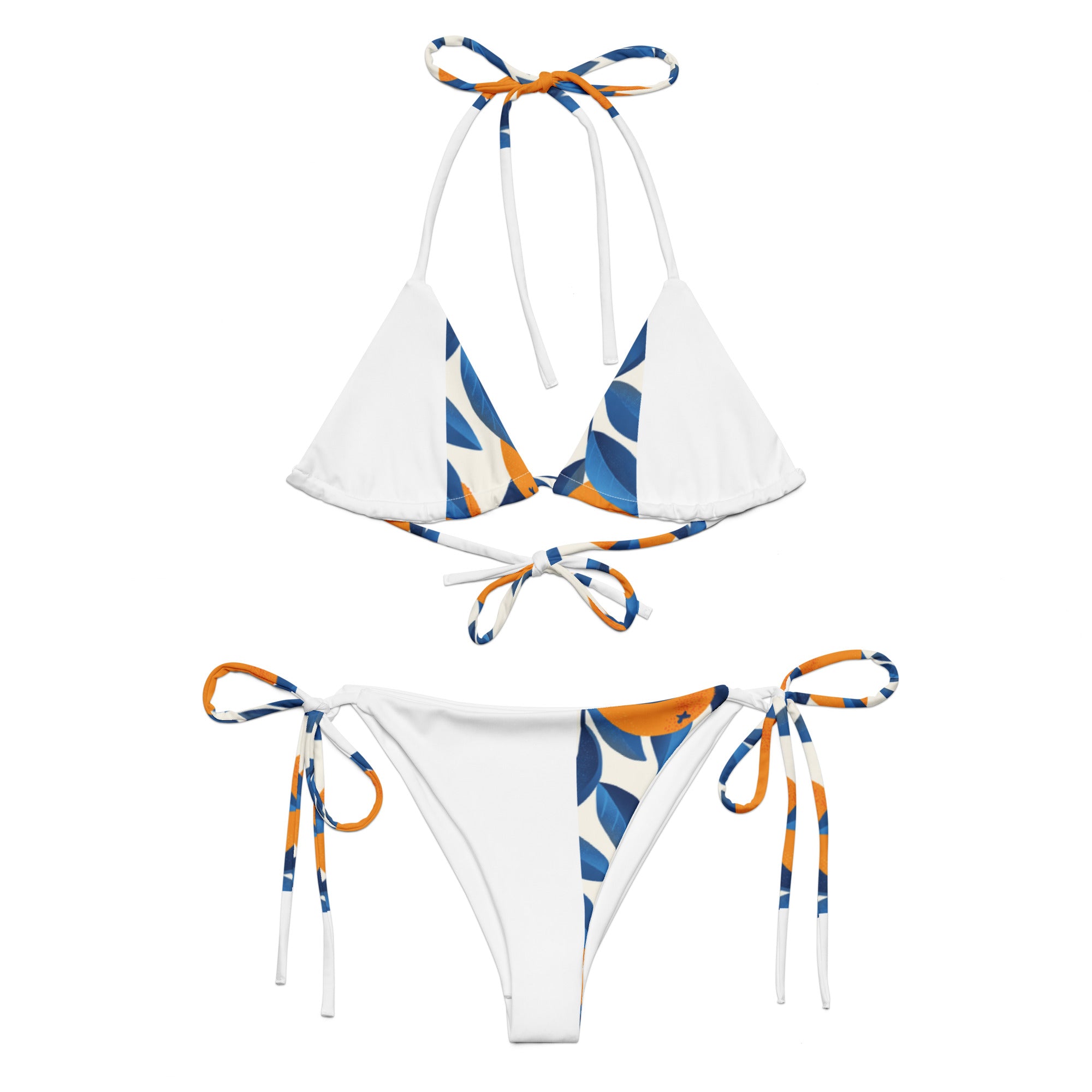 Ensemble bikini blanc à triangles, motifs bleu et orange, liens à nouer sur les côtés.