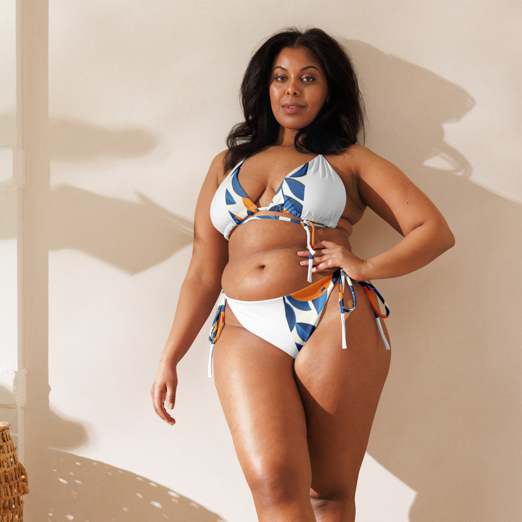Bikini blanc à motifs bleu et orange, triangle à nouer, bas échancré à liens latéraux.