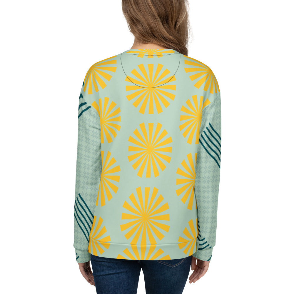 Sweat-shirt bleu clair à motifs fleurs jaunes, vue dos avec empiècement rayé vert foncé au bras.