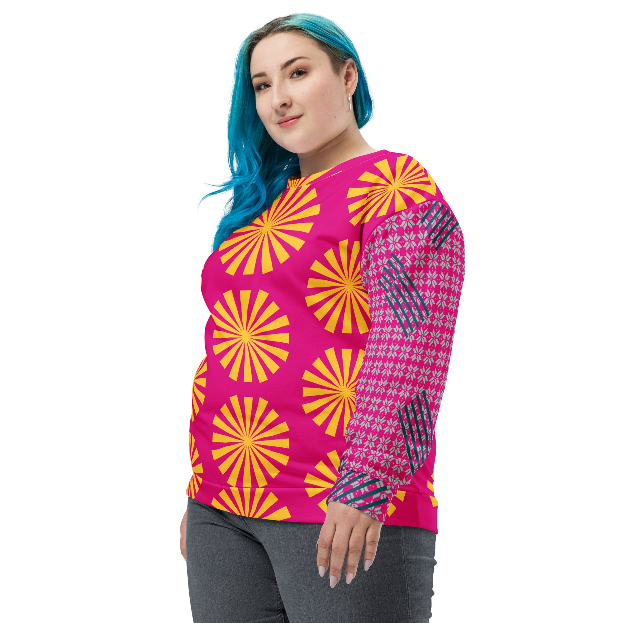 Sweat-shirt fuchsia à motifs soleil jaunes, manches roses et bleues, coupe près du corps