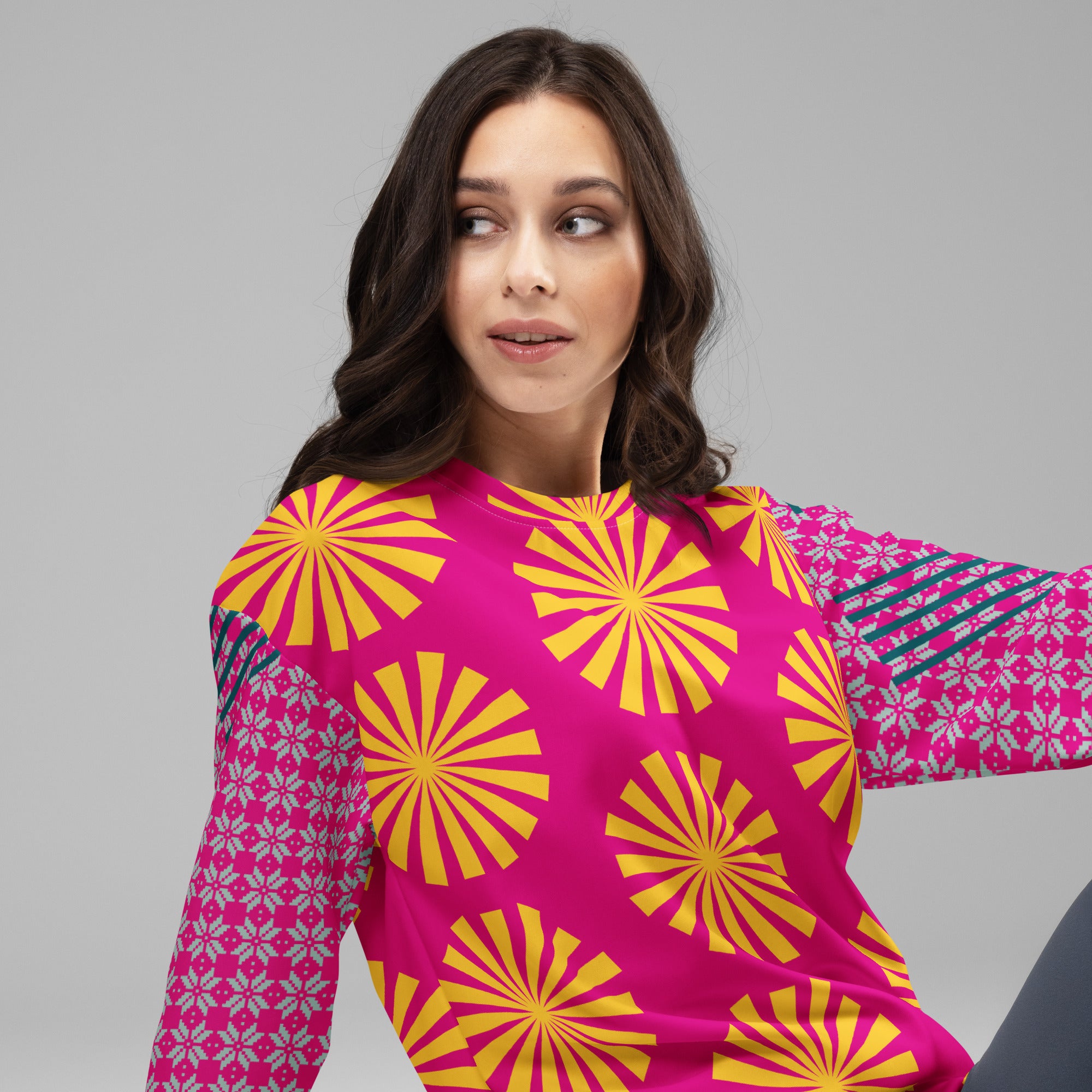 Sweat-shirt fuchsia à motifs soleil géométriques sur toute la face, manches raglan