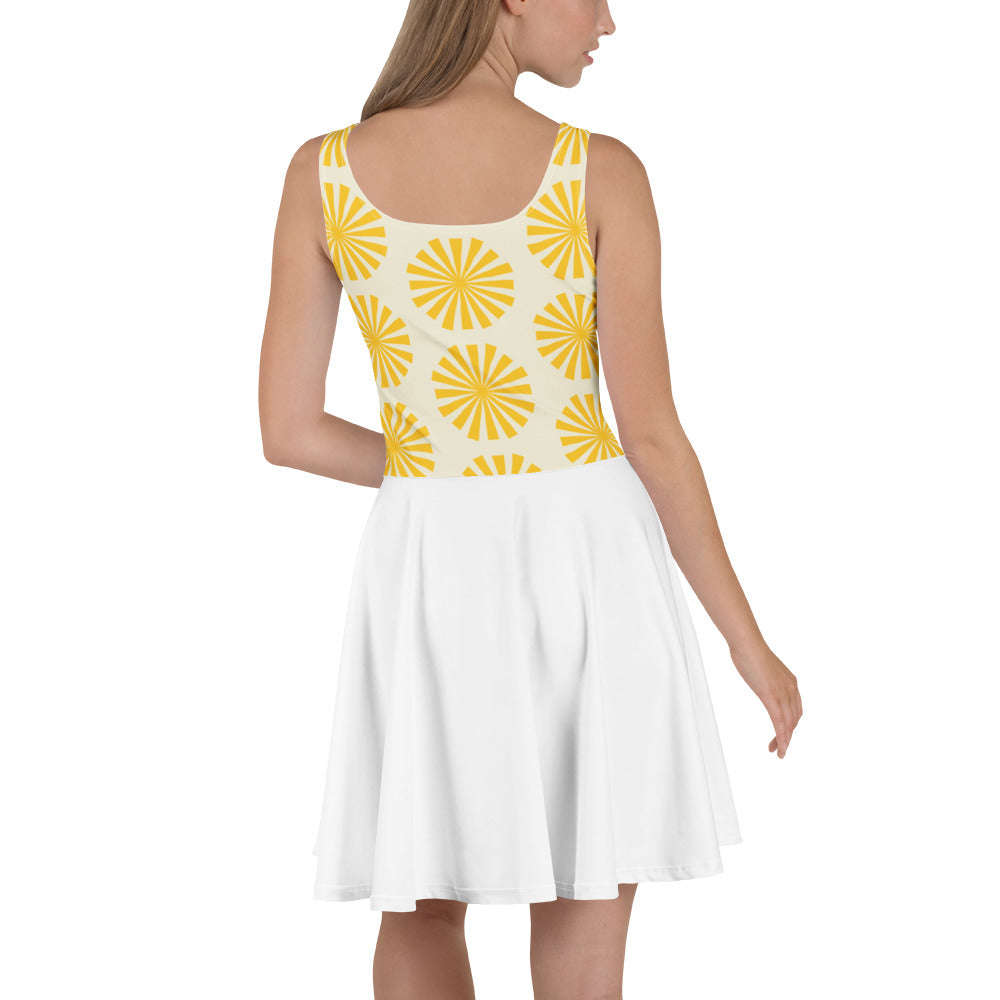 Robe de tennis blanche, haut imprimé soleil jaune et jupe patineuse évasée
