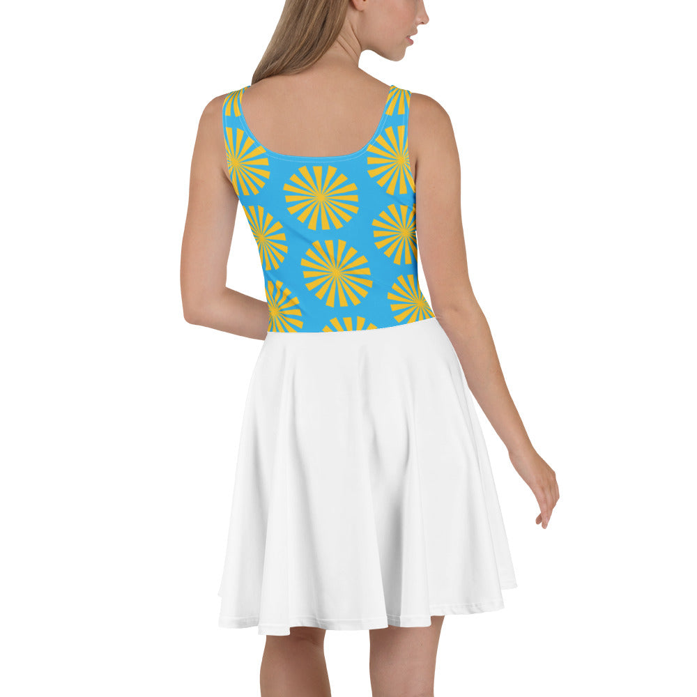 Robe de tennis turquoise à motifs fleurs jaunes, jupe blanche évasée, vue de dos