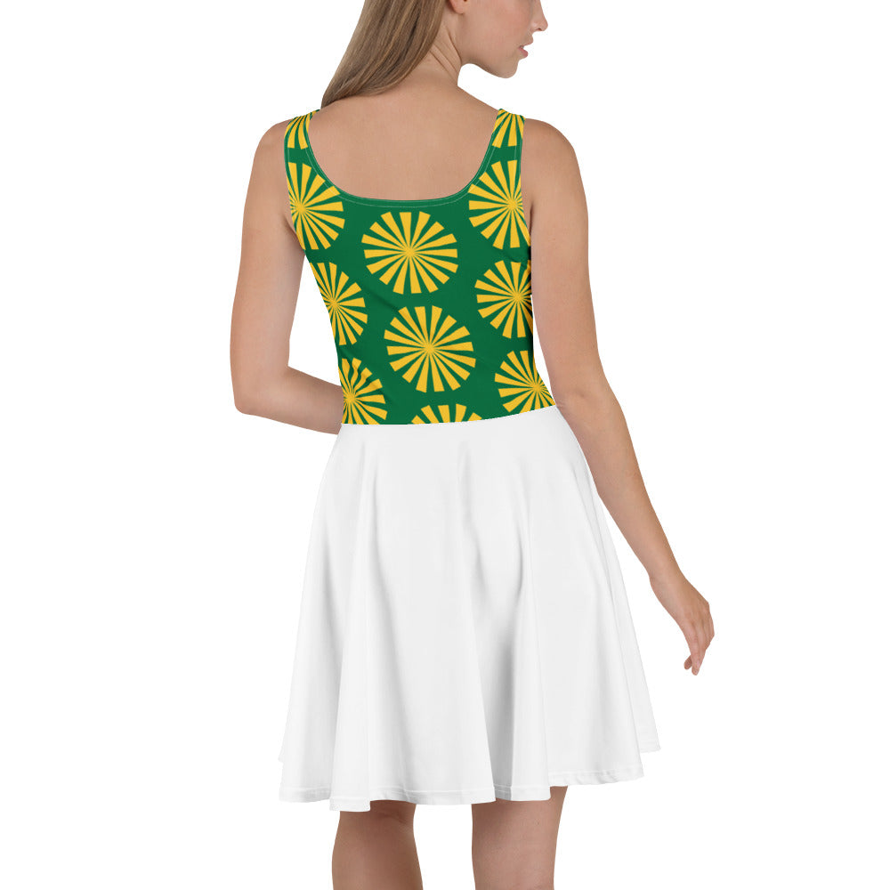 Robe de tennis dos nu à bretelles, motifs soleil vert et jaune, jupe blanche évasée