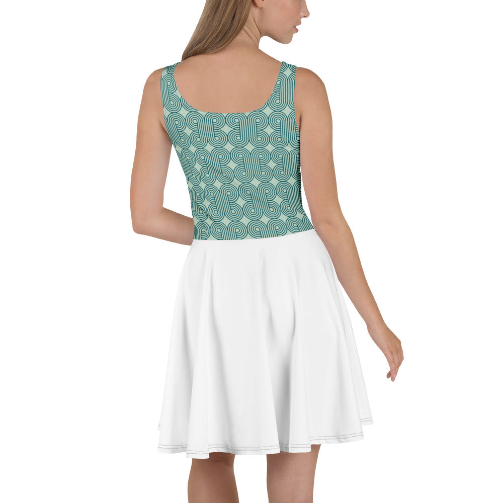 Robe de tennis turquoise à motif géométrique et jupe blanche évasée, vue dos