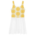 Robe de tennis à encolure échancrée, motifs soleil jaune et jupe évasée blanche