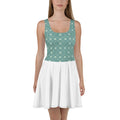 Robe de tennis sans manches turquoise motif et jupe blanche évasée, portée sur mannequin