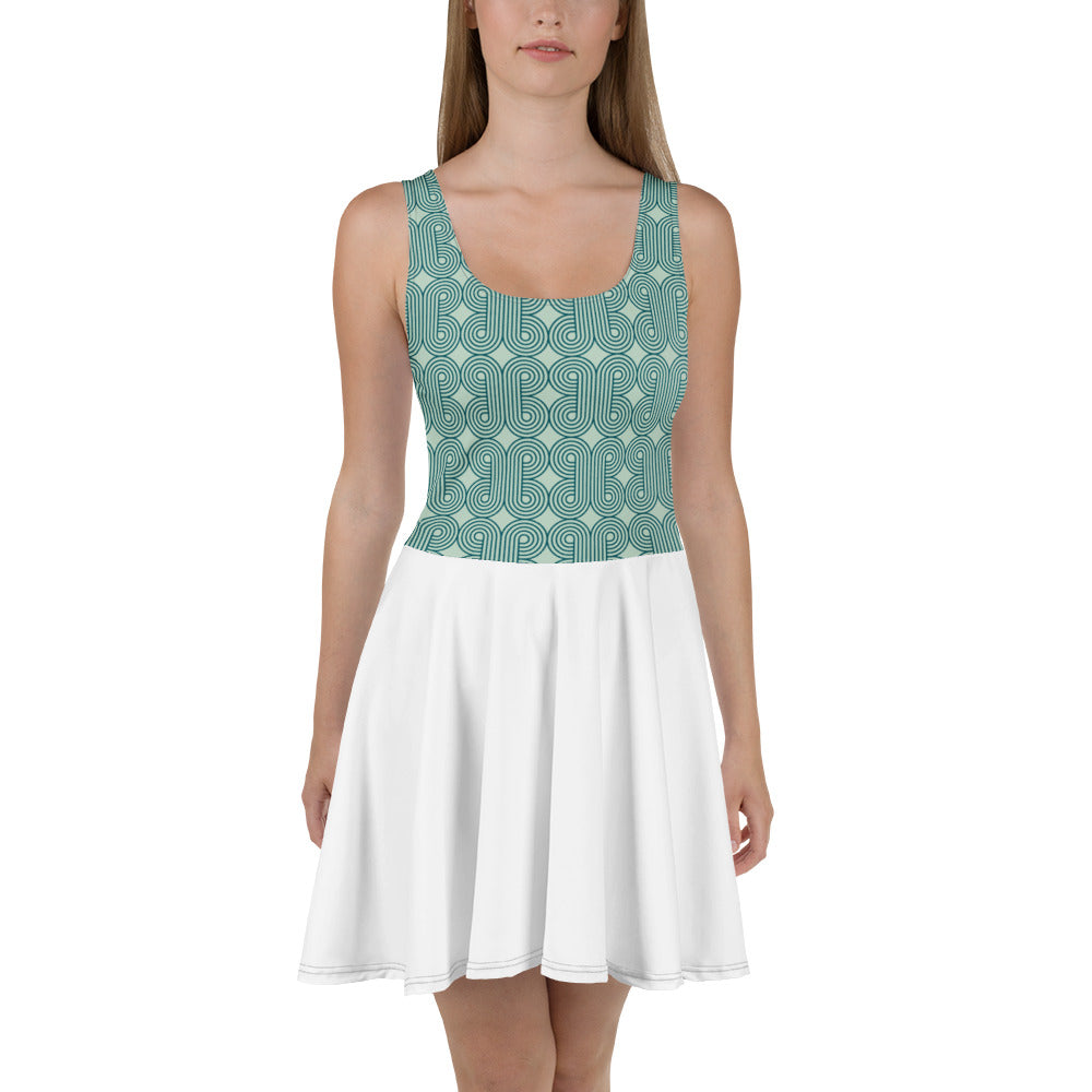Robe de tennis sans manches turquoise motif et jupe blanche évasée, portée sur mannequin