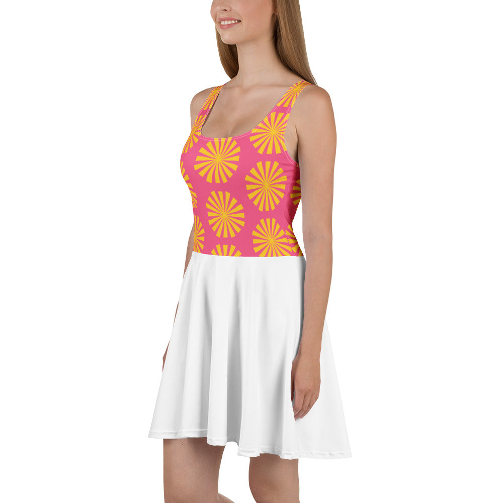 Robe de tennis sans manches motif rose et jaune, jupe blanche évasée, encolure carrée