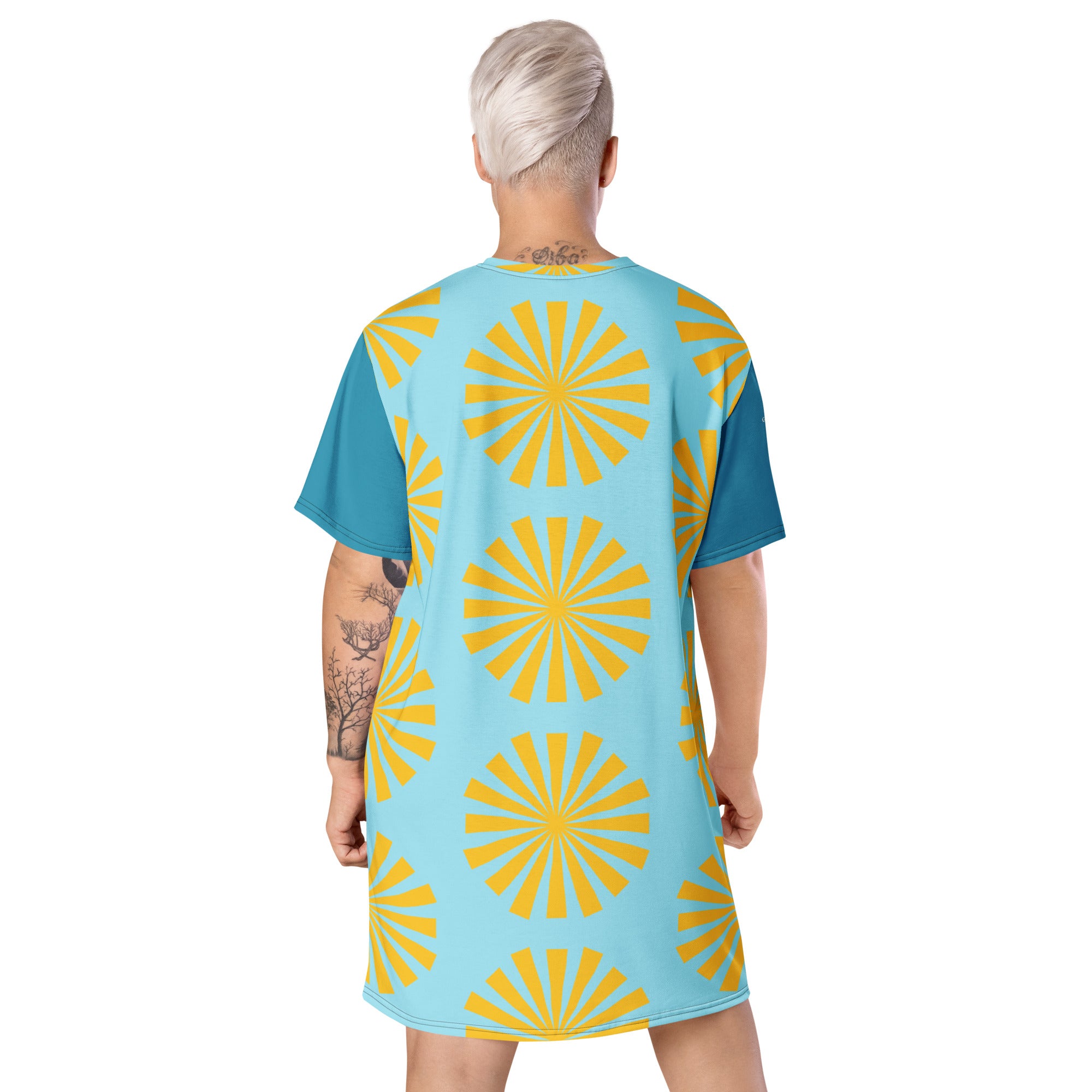 Robe t-shirt bleu turquoise à motif fleurs soleil jaunes, dos intégral, col rond manches courtes.