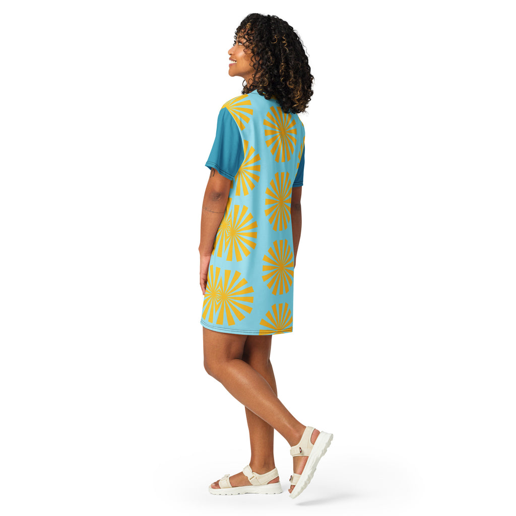 Robe t-shirt bleu turquoise à motif fleurs soleil jaunes, vue latérale, ourlet droit.