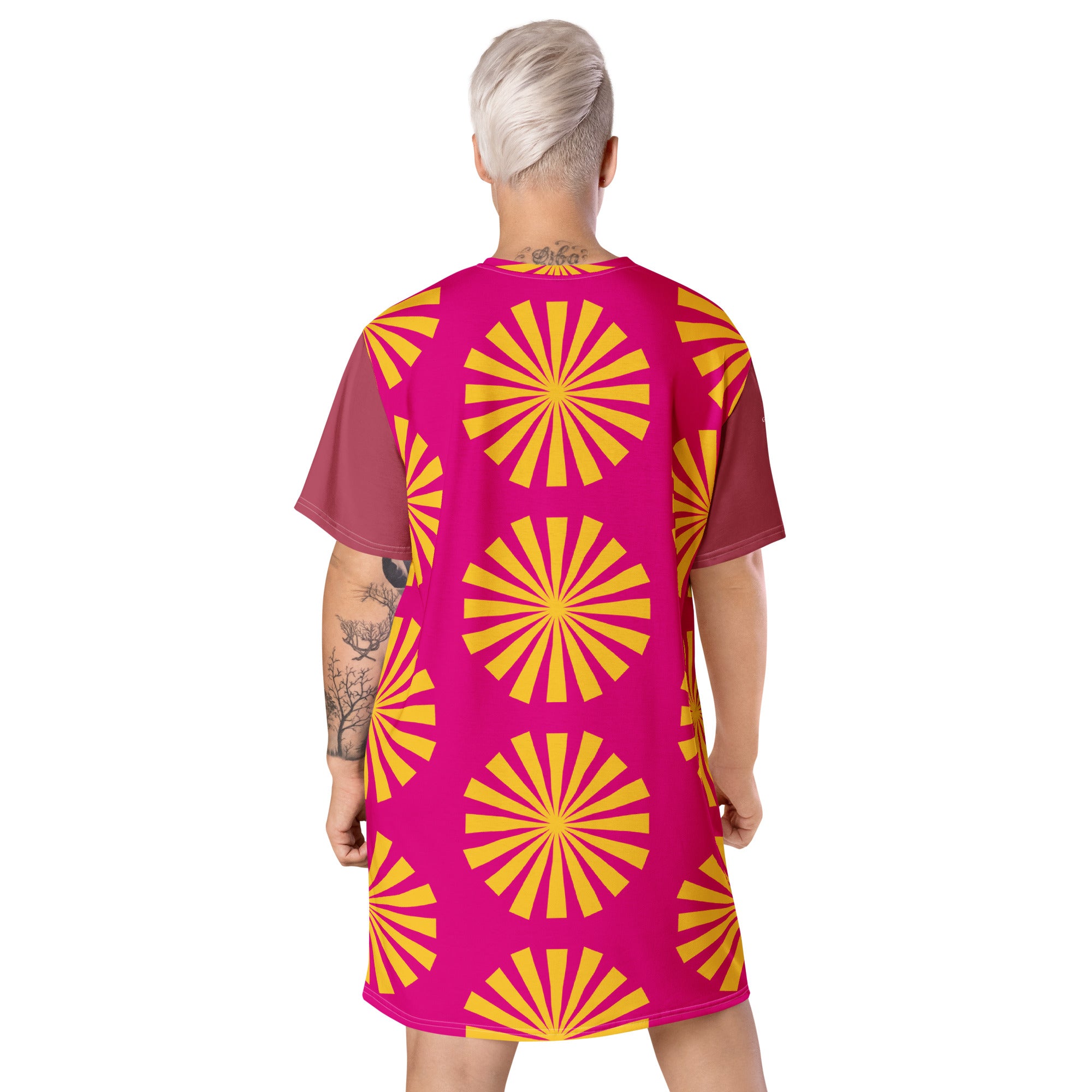 Robe t-shirt magenta à motifs fleurs soleil jaunes, vue arrière