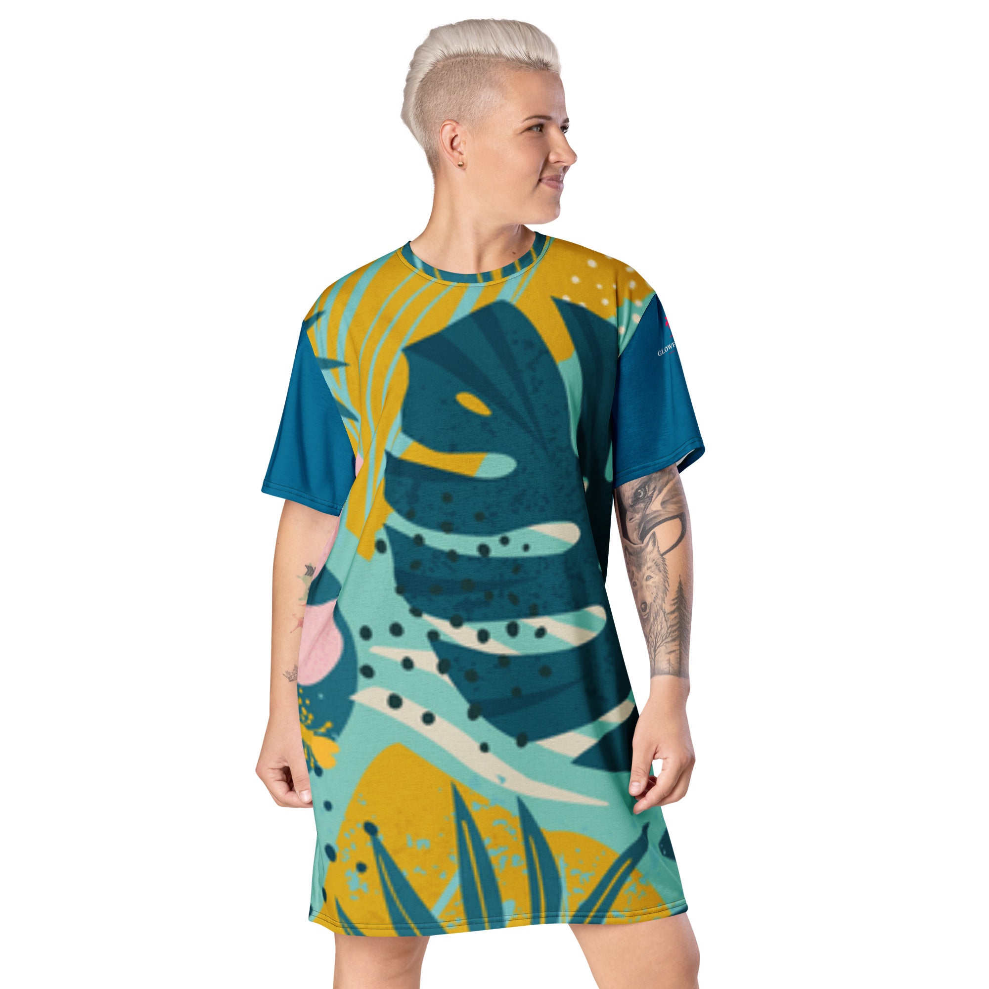 Robe T-shirt à motif abstrait bleu et jaune, encolure ronde, coupe droite.